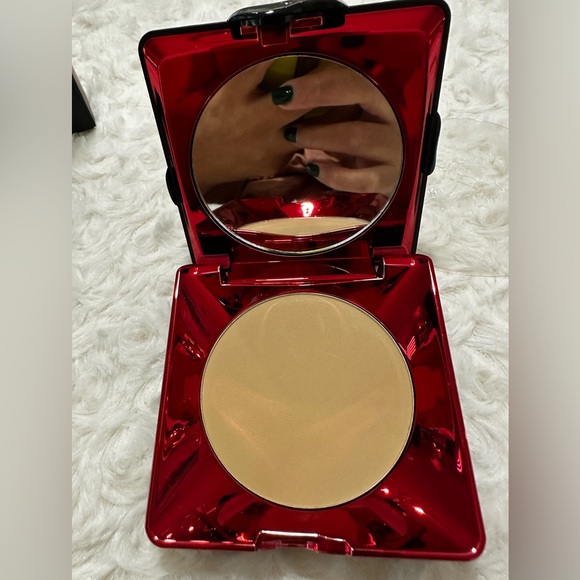 KVD Powder Foundation - Picture 2 of 6